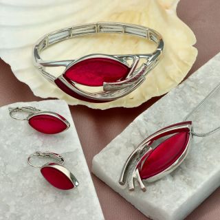 ✨ Věděli jste, že u nás najdete nejen stylové outfity, ale i nádherné šperky? Dolaďte svůj look do posledního detailu. 💎💋